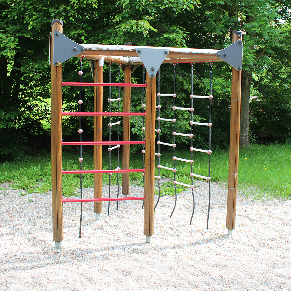 Klettergerüst auf dem Spielplatz in Steinbach 