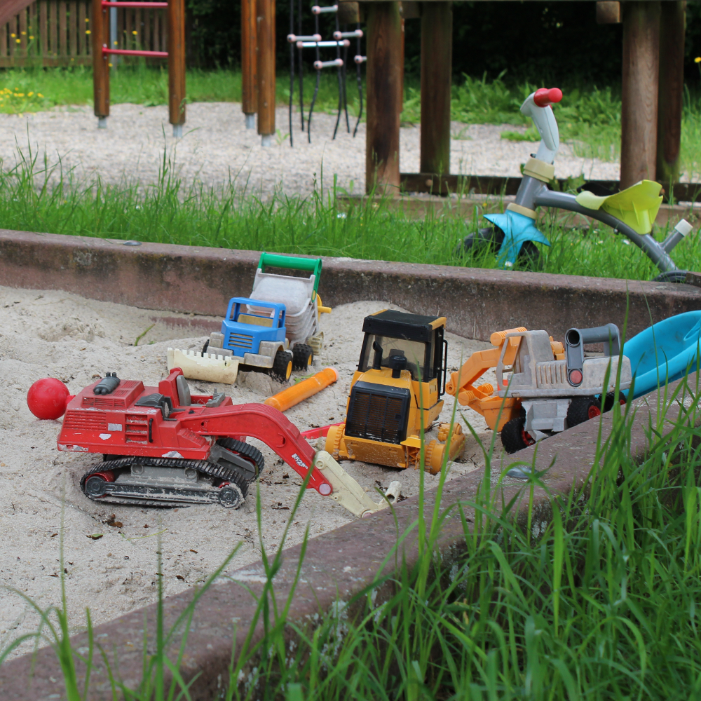  Sandspielsachen auf dem Spielplatz in Steinbach