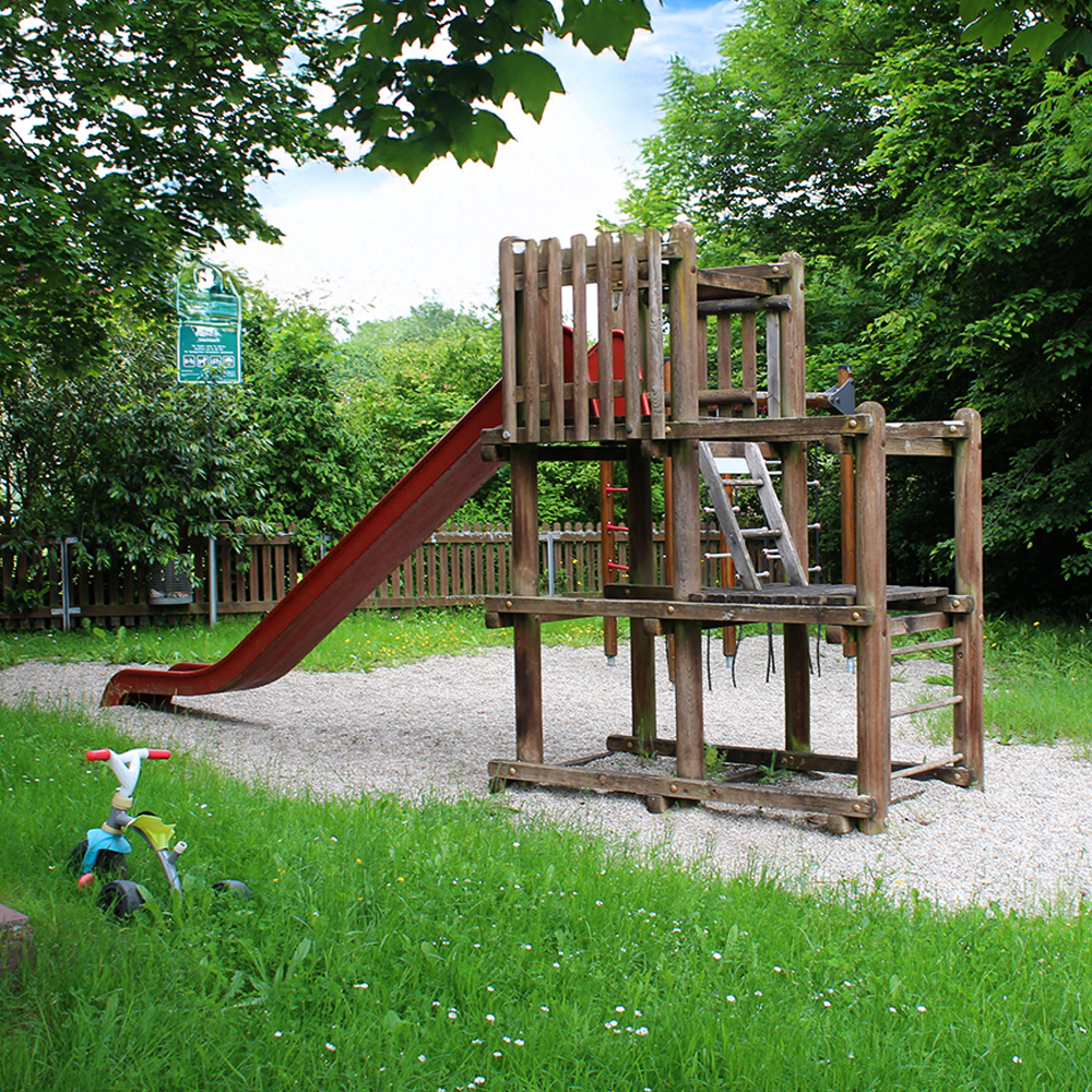 Kletterturm auf dem Spielplatz in Steinbach