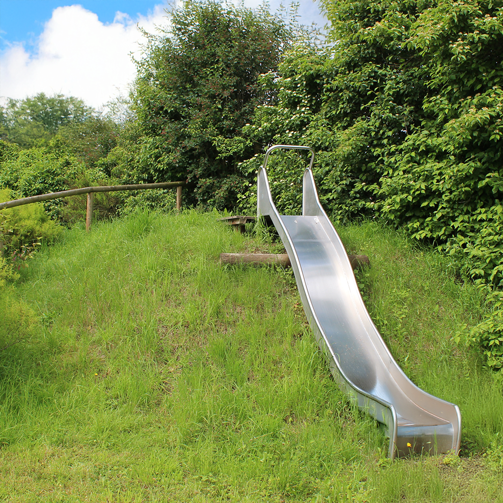  Metallrutsche auf dem Spielplatz in Thürnhofen bei Feuchtwangen