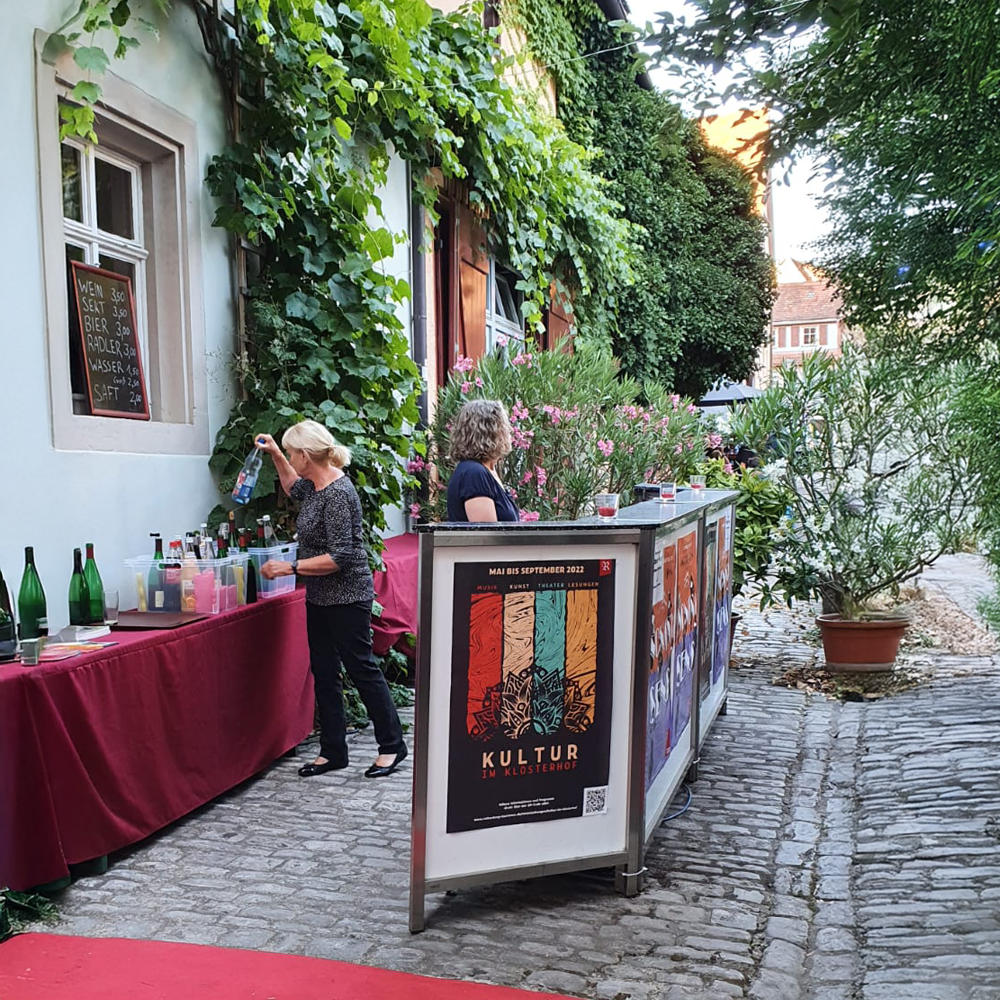 Getränkeverkauf vor einer Vorstellung im Toppler Theater in Rothenburg ob der Tauber