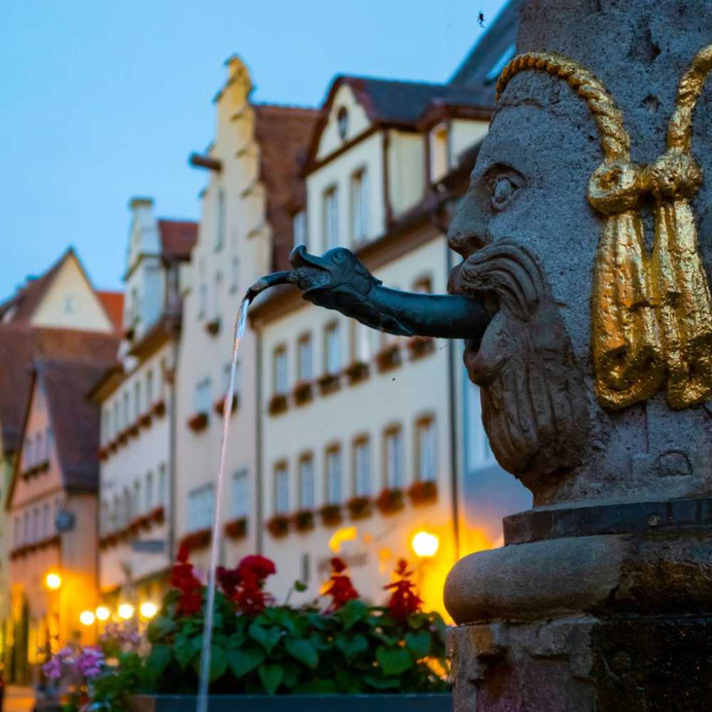 Märchenhafter Brunnen in Rothenburg ob der Tauber