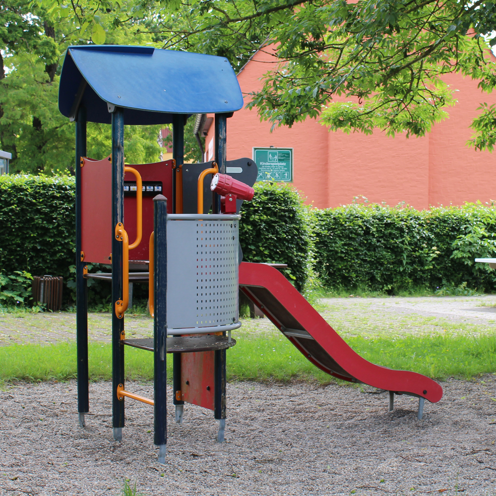 Spielturm mit Rutsche auf dem Spielplatz in Vorderbreitenthann