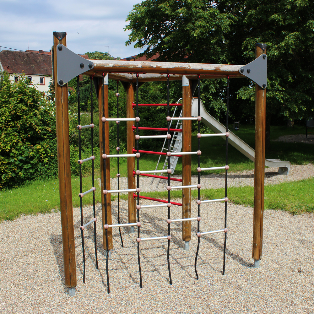  Klettergerüst auf dem Spielplatz in Vorderbreitenthann