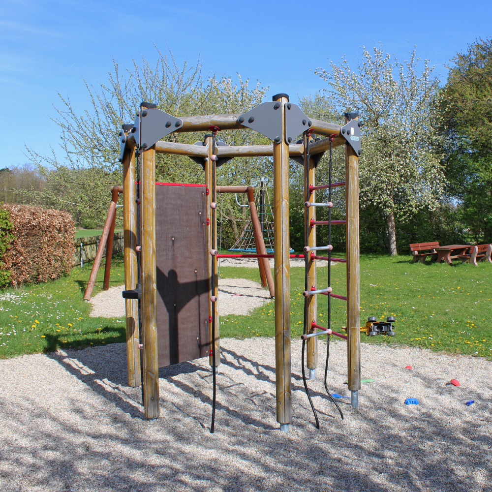 Klettergerüst am Spielplatz Wachsenberg bei Neusitz