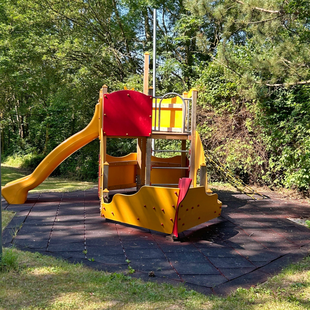 Spielboot auf dem Spielplatz im Freibad Rothenburg