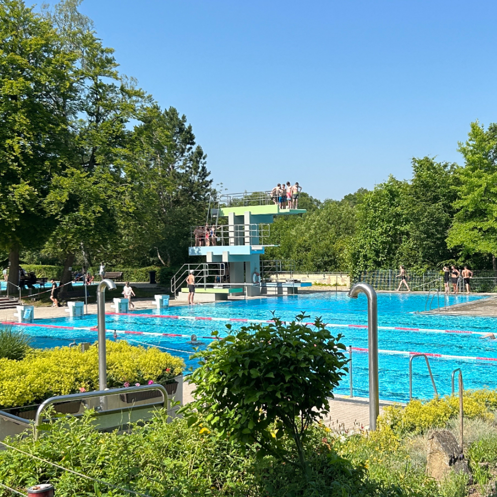 Sprungturm im Waldschwimmbad in Rothenburg ob der Tauber