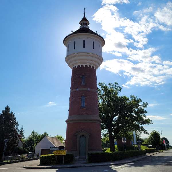 Der Wasserturm Schillingsfürst im Morgenlicht