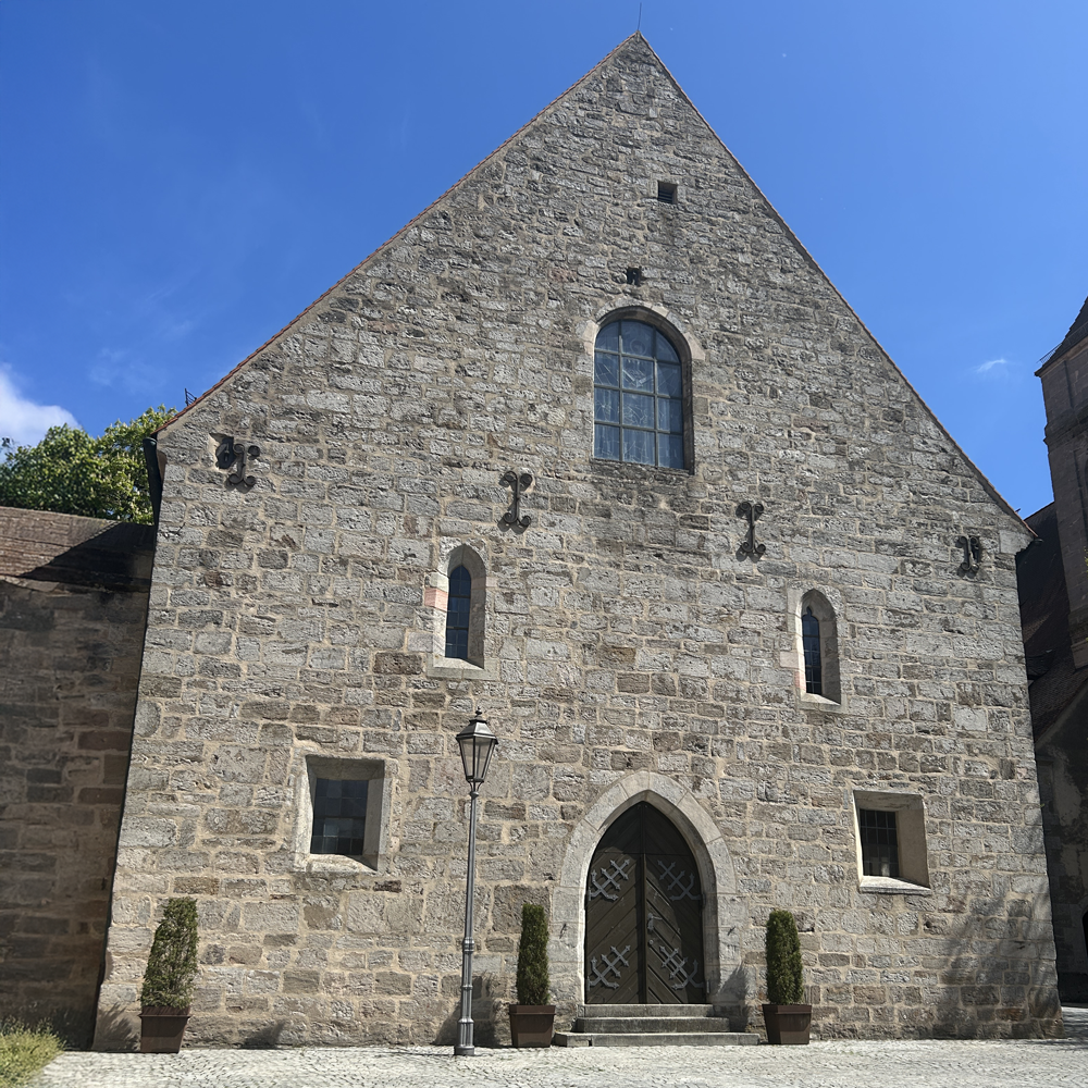 Die Johanniskirche in Feuchtwangen im Sommer