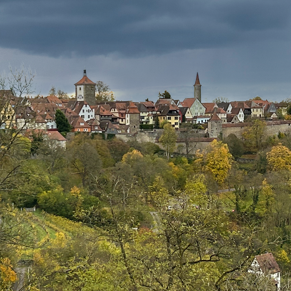 Herbstliche Stadtsilhouette in Rothenburg ob der Tauber